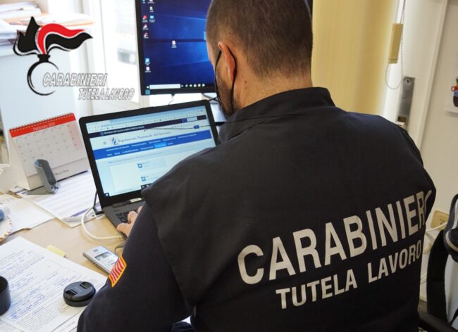 Maxi multa al titolare del centro massaggi: attività aperta e lavoratori in nero