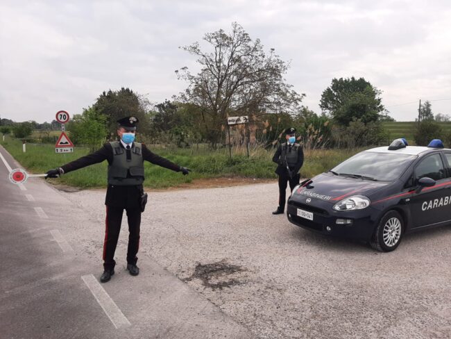 Scoperto mentre guida l’auto posta sotto sequestro, nei guai un 21enne