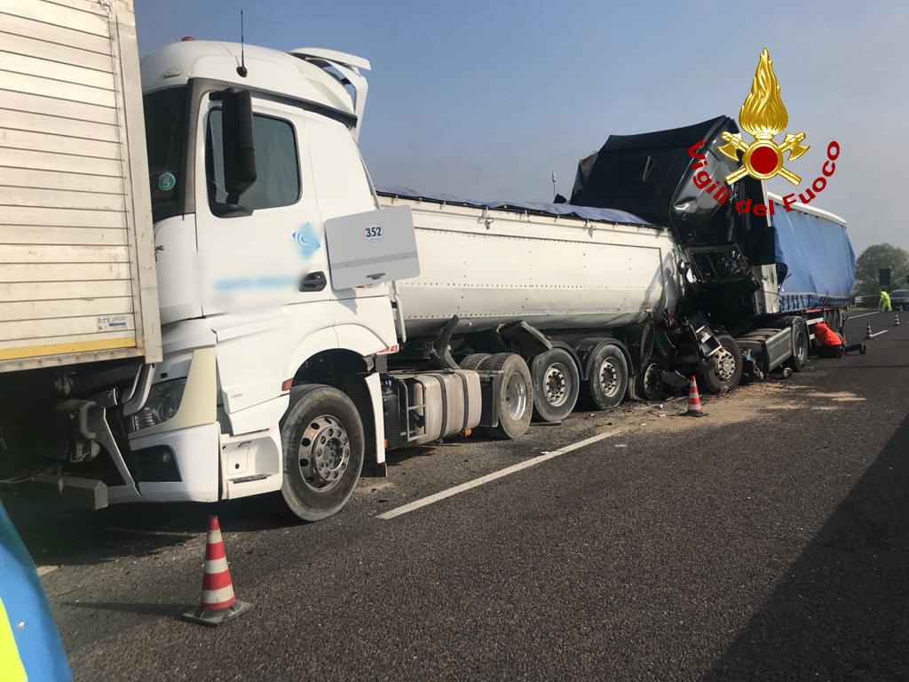 Le impressionanti foto dell’incidente che ha provocato code chilometriche in A13