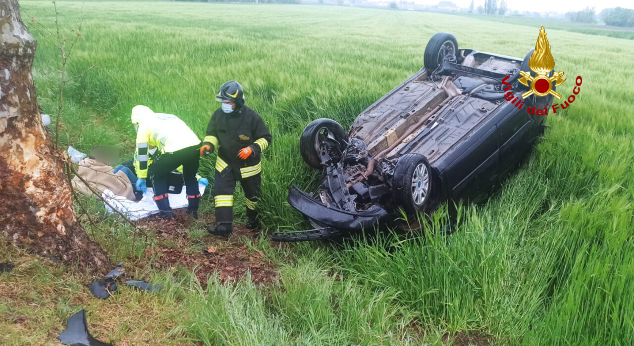 Incidente a Rovigo: auto finisce contro un platano e poi si rovescia, due feriti