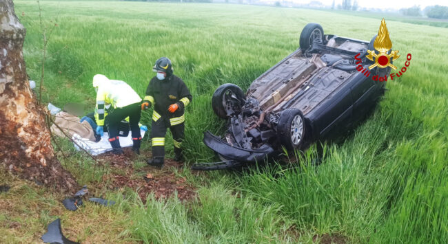 Incidente a Rovigo: auto finisce contro un platano e poi si rovescia, due feriti