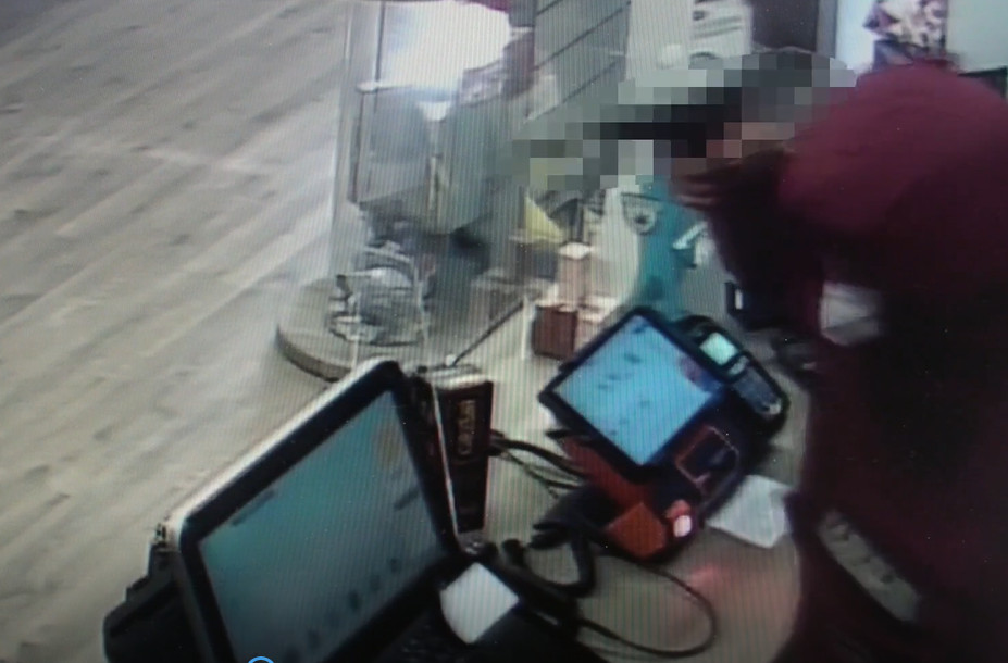Il video della rapina alla tabaccheria di Rovigo: arrestati i malviventi armati di pistola