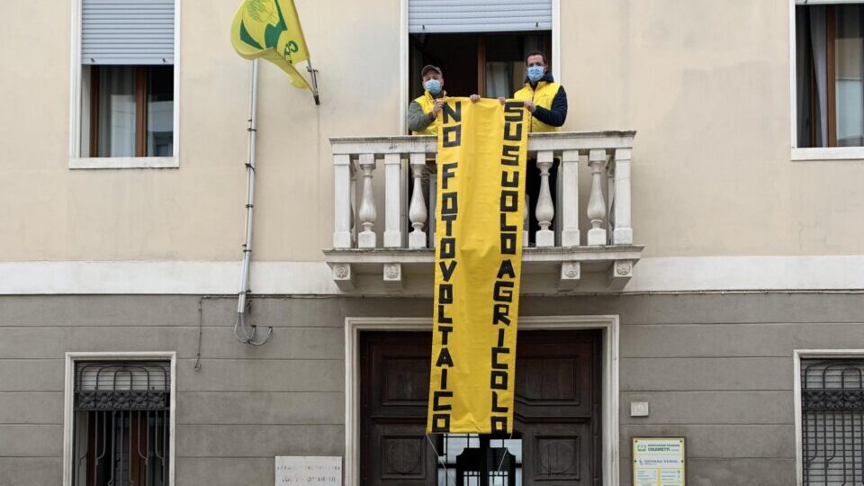 Striscione “No fotovoltaico su suolo agricolo” nella sede di Coldiretti Rovigo
