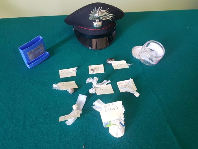 Forza il posto di blocco ma viene fermato dopo un breve inseguimento: in auto aveva della droga