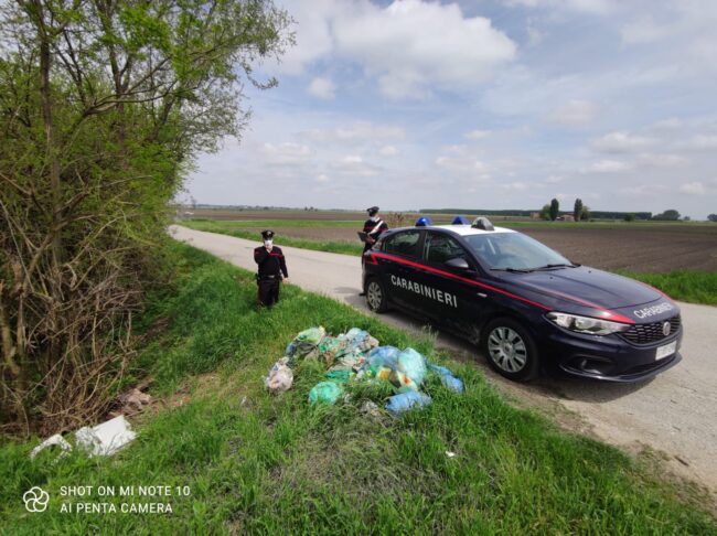 Abbandona dei rifiuti e riparte a tutta velocità ma viene fermato dai Carabinieri