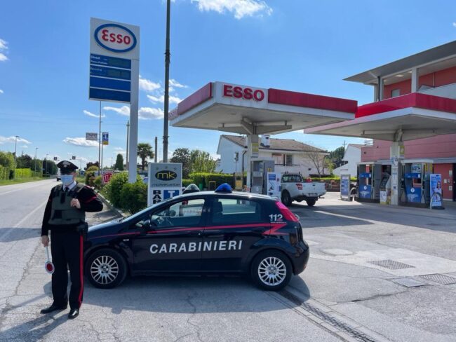 Giovani ubriachi prendono a calci, pugni e testate il distributore di sigarette