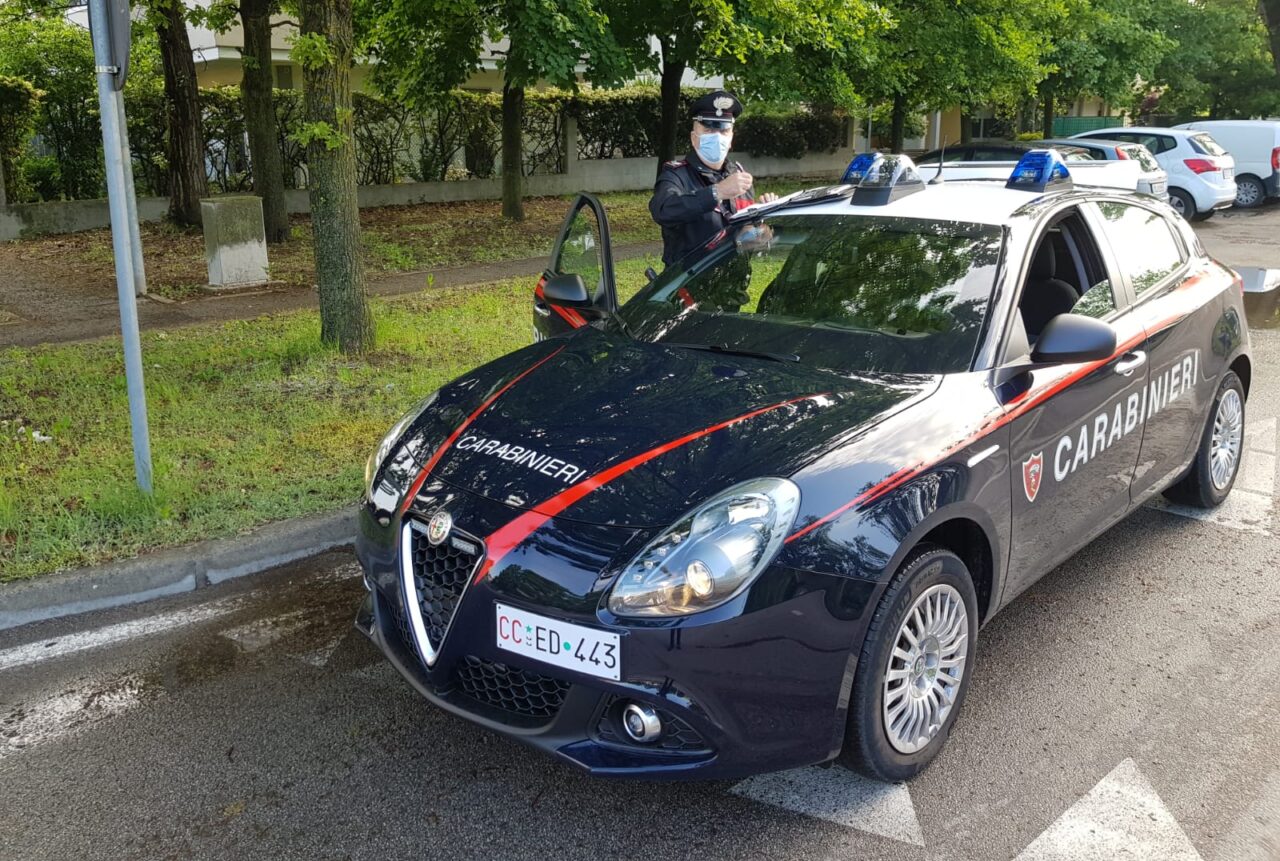 Entrano nell’abitazione di un’anziana e le rubano degli orecchini d’oro: fermati due 15enni