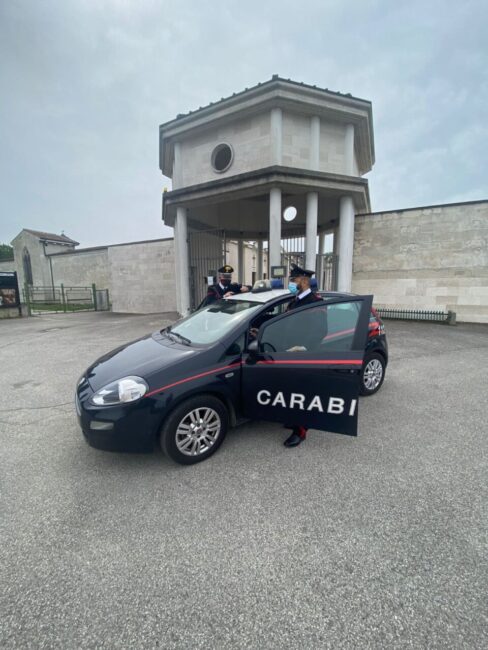 Scritte ingiuriose sulle tombe del cimitero, individuata e denunciata una 50enne