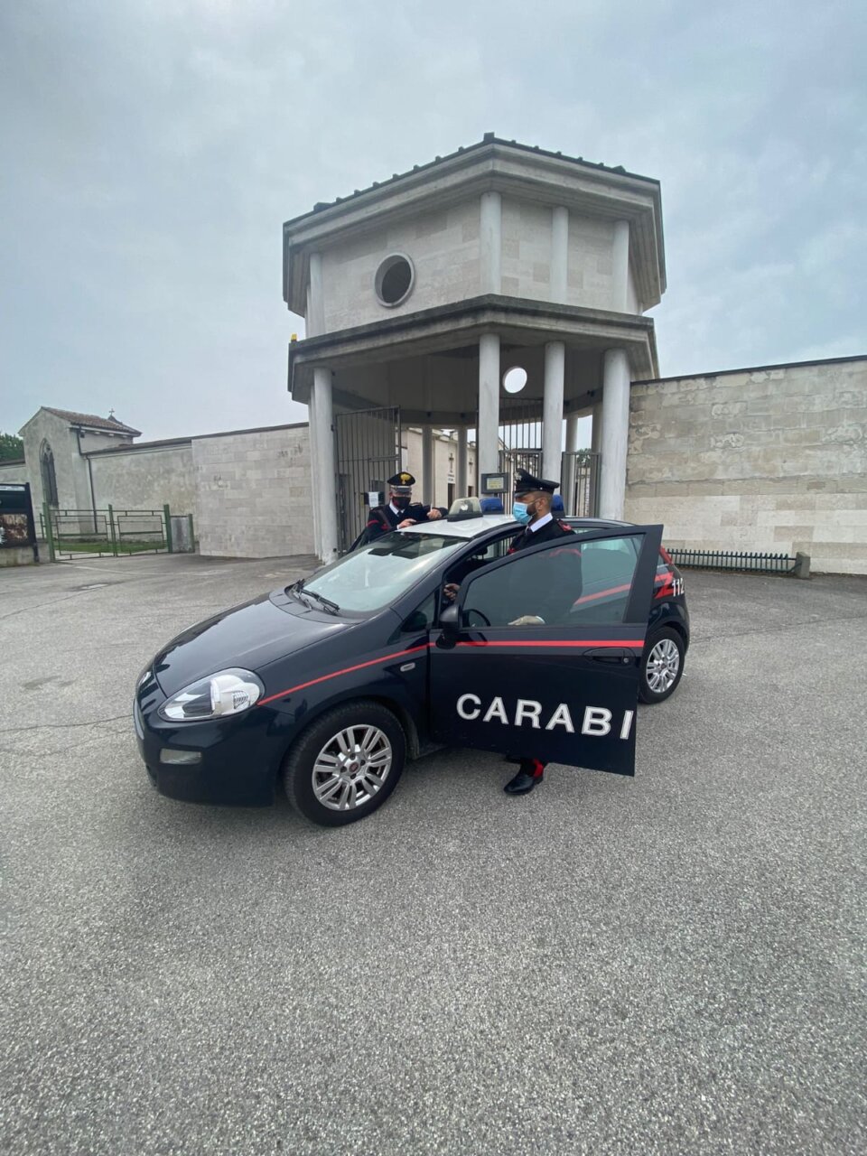 Scritte ingiuriose sulle tombe del cimitero, individuata e denunciata una 50enne