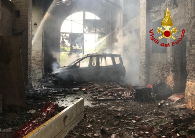 In fiamme un’auto rubata, l’incendio divora una casa colonica disabitata