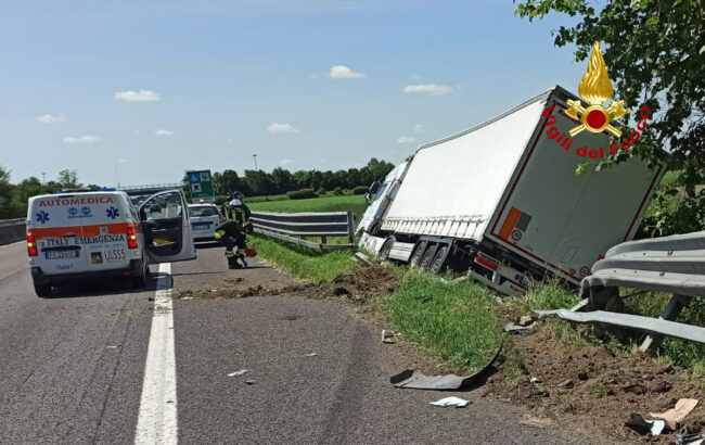 Tir sbanda e centra in pieno un mezzo della segnaletica stradale in corsia d’emergenza