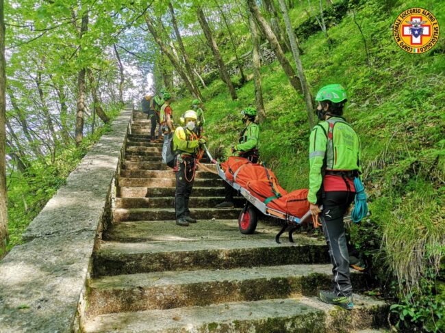 Scivola e precipita dal sentiero del Santuario Madonna della Corona: morto un 67enne