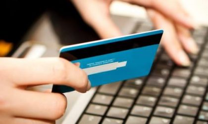 Finge di essere un operatore delle Poste e con un raggiro si fa versare 1600 euro sulla carta prepagata