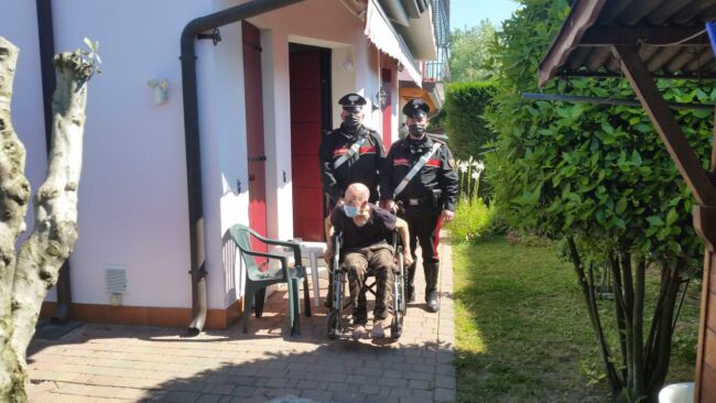 Cade in giardino e non riesce più a rialzarsi: soccorso dai Carabinieri