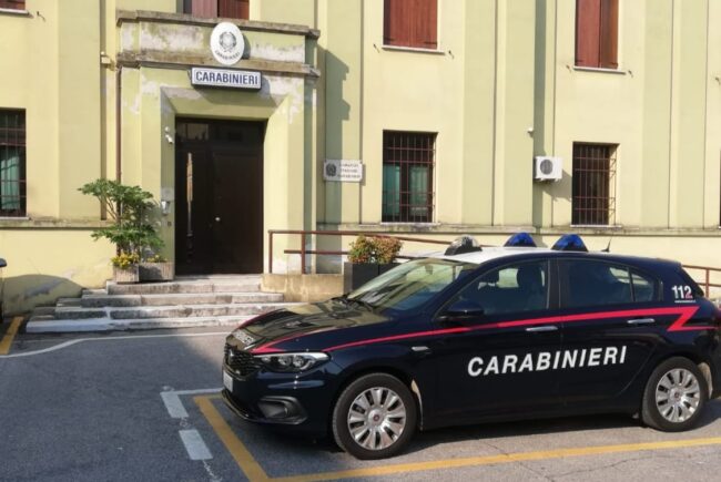 Forzano un distributore automatico della tabaccheria e rubano 20 pacchetti di sigarette