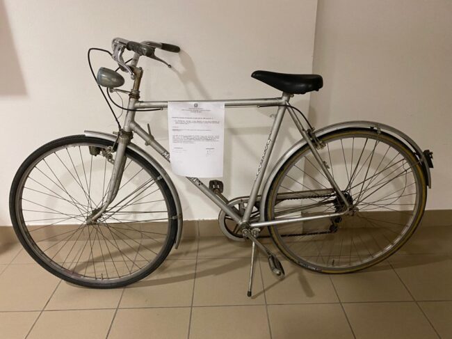 Ubriaco viene portato al Pronto Soccorso, ruba una bicicletta e minaccia di morte gli agenti
