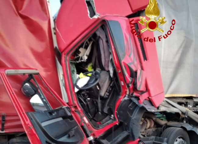 Tragedia sull’A13: tamponamento fra 3 mezzi pesanti, morto un autista