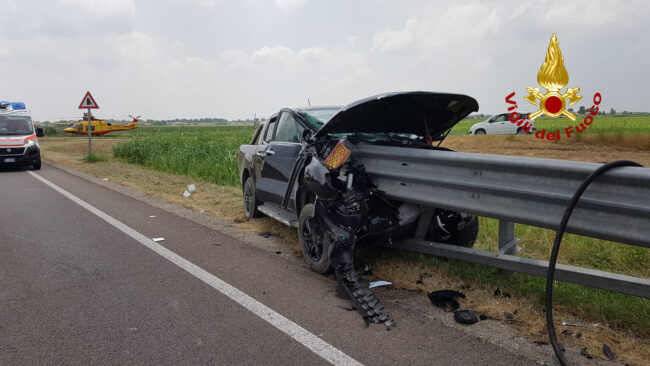 Le impressionanti foto del pick-up finito fuori strada infilzato nel guardrail, ferito il conducente
