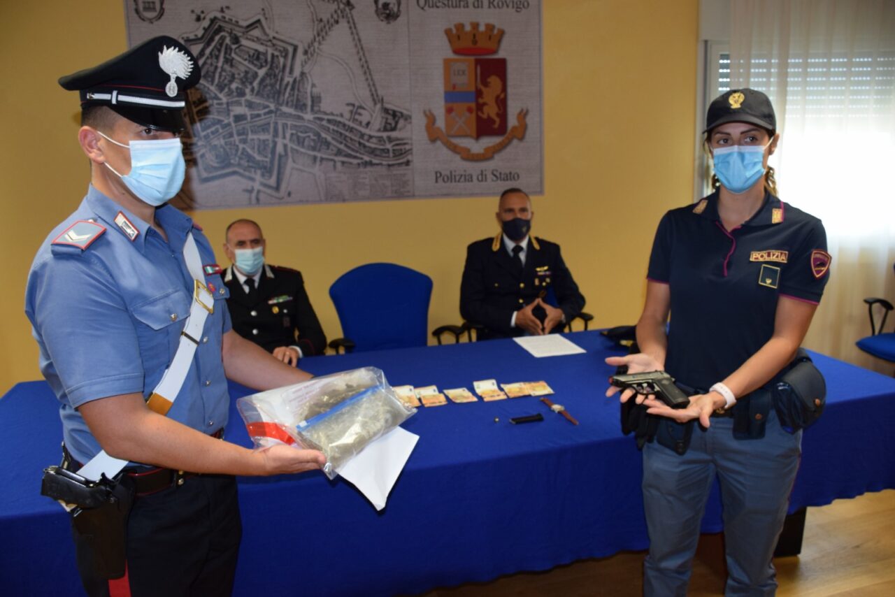 Spacciatore armato di pistola rapina un minorenne