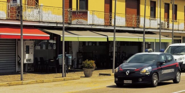 Approfitta di un momento di distrazione per rubare il cellulare a una 42enne in un bar