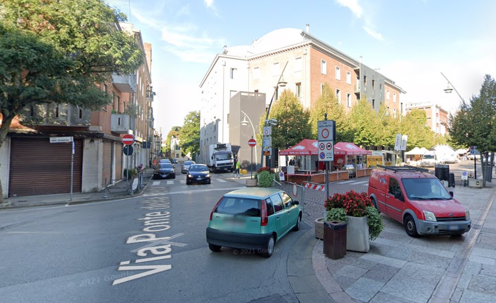 Ubriaco senza patente prende contromano una via, provoca un frontale e poi non presta soccorso