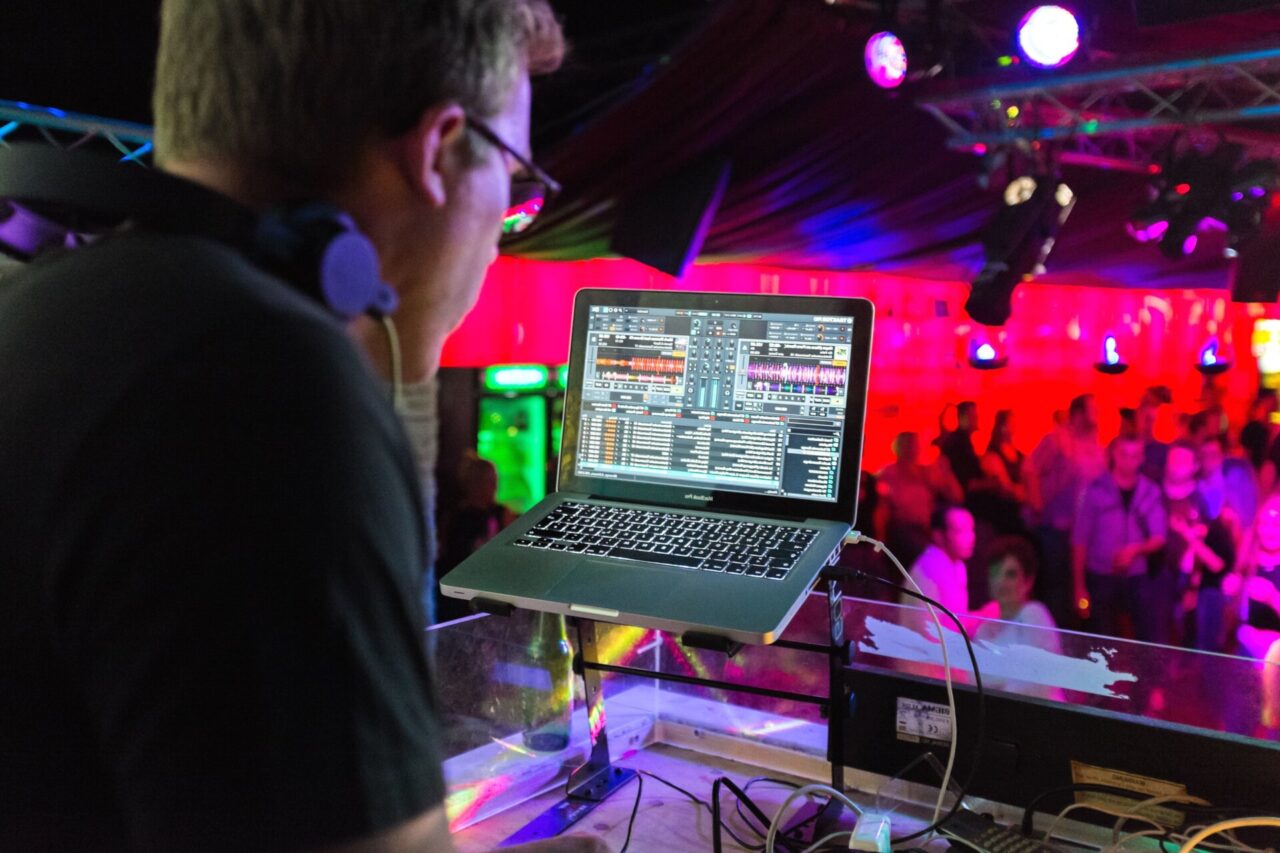 Altro che Covid: giovanissimi affittano locale e lo “trasformano” in discoteca
