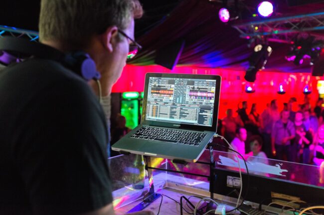 Altro che Covid: giovanissimi affittano locale e lo “trasformano” in discoteca