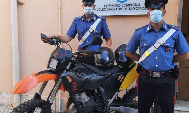 Giovane ladro ruba una moto e pensa di farla franca, ma non fa i conti con le telecamere