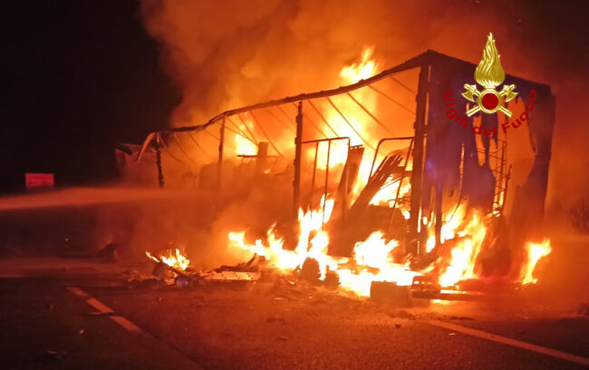Le impressionanti foto e il video dell’autoarticolato in fiamme sull’A13