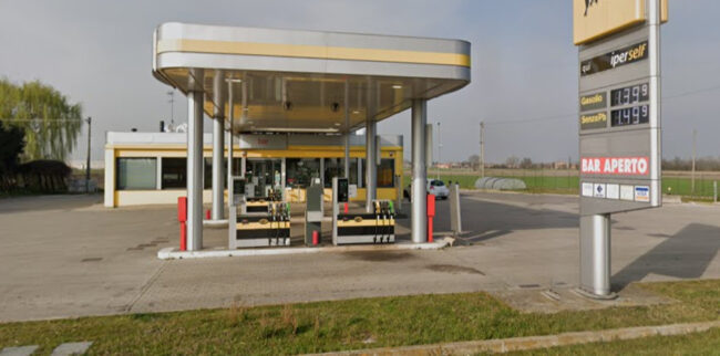 Clandestini di varie nazionalità sotto il sole cocente nei pressi del distributore Eni