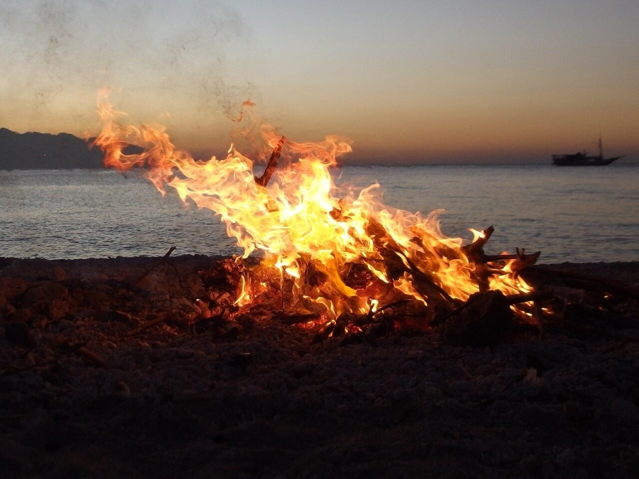 Spenti dieci falò in spiaggia tra Porto Caleri e Porto Fossone: sanzioni per un totale di 15mila euro