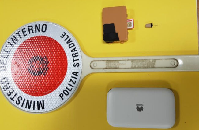 Furbetto all’esame della patente: scoperto con router e auricolare