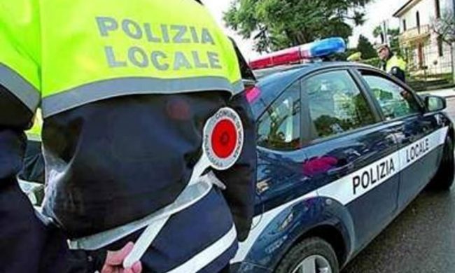 Fermato ai controlli esibisce una patente falsa: 5mila euro di multa