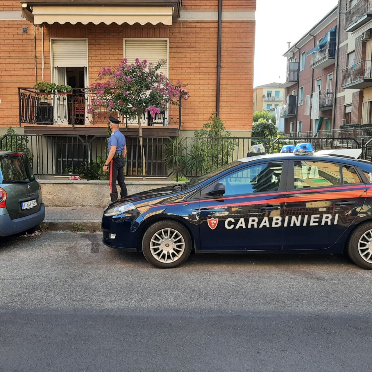 “Devo benedire oro e denaro, mi manda la parrocchia”, la vicina sente tutto e sventa la rapina