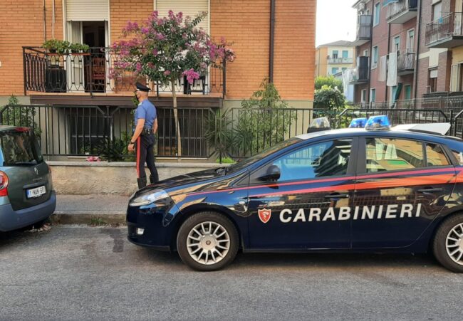 “Devo benedire oro e denaro, mi manda la parrocchia”, la vicina sente tutto e sventa la rapina