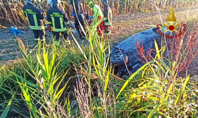 Finiscono con l’auto nel canale d’irrigazione, tre giovani feriti