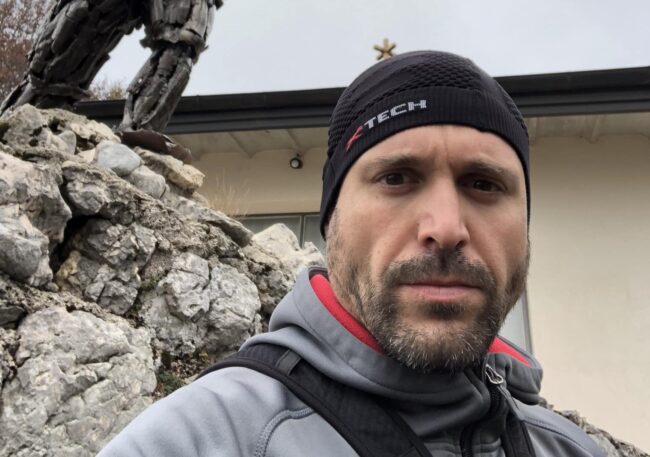 Il tentativo di sorpasso in moto e poi lo schianto: Matteo ha perso la vita a 40 anni