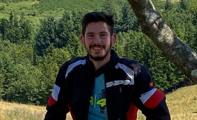 Perde il controllo della moto e si schianta contro un albero: Mattia è morto a soli 26 anni