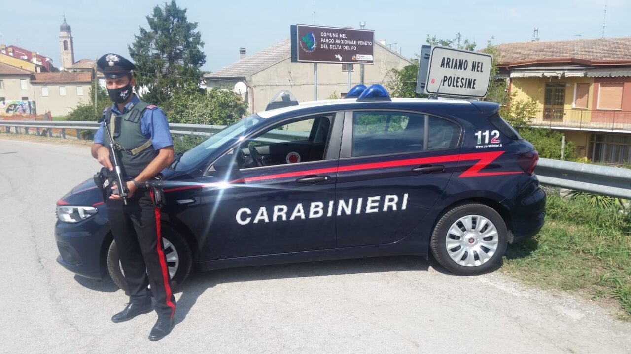 “Dammi 2mila euro o ti uccido”, poi ruba uno scooter e tenta di fuggire dai Carabinieri