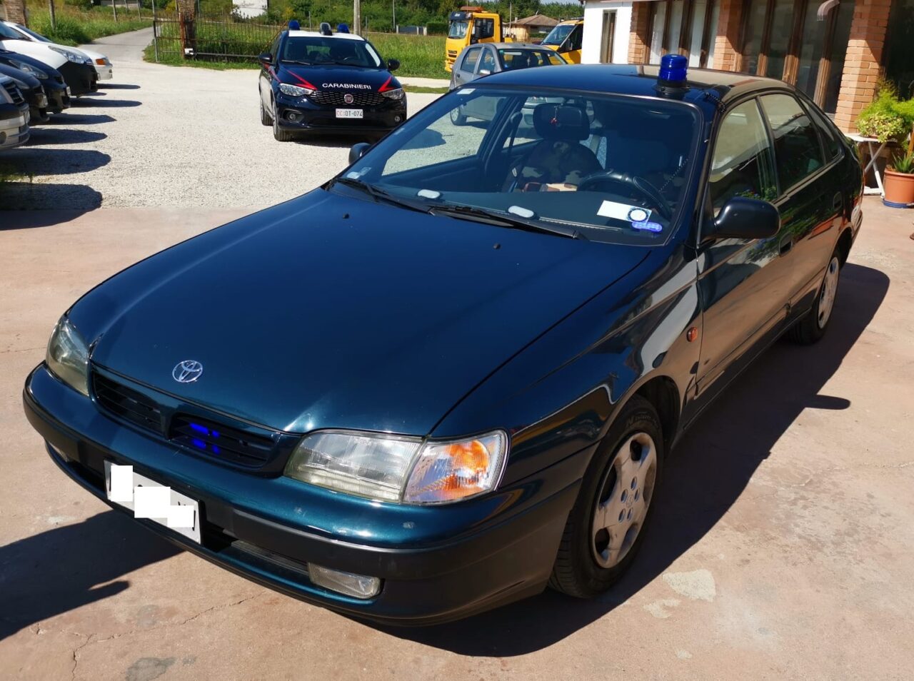 Si fa largo in mezzo al traffico con lampeggianti e sirena (installati abusivamente): 56enne nei guai