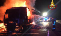 Disagi in autostrada, il video e le foto del camion carico di mangimi divorato dalle fiamme