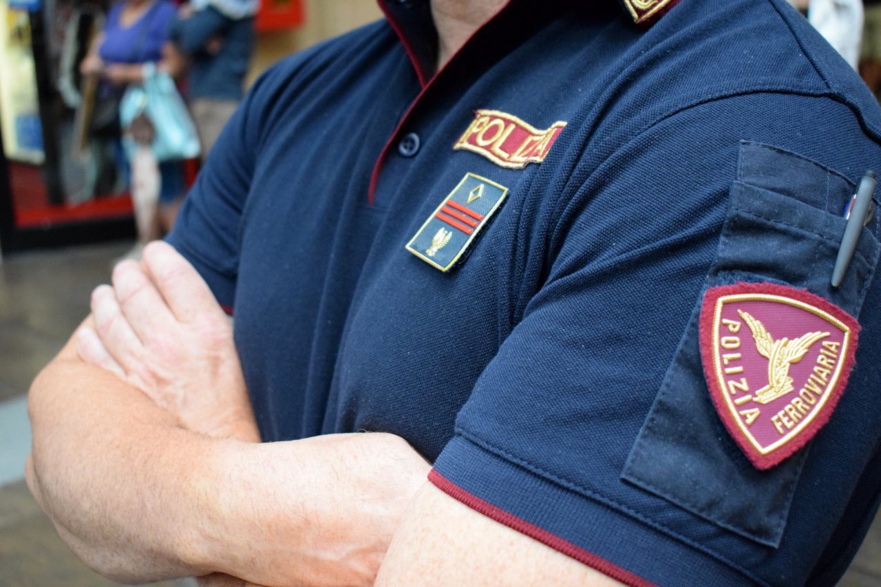 Ruba la borsa alla ragazza seduta vicino a lui in treno poi tenta la fuga