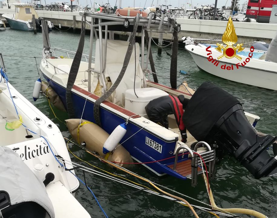 Recuperata un’imbarcazione affondata al porto di Albarella