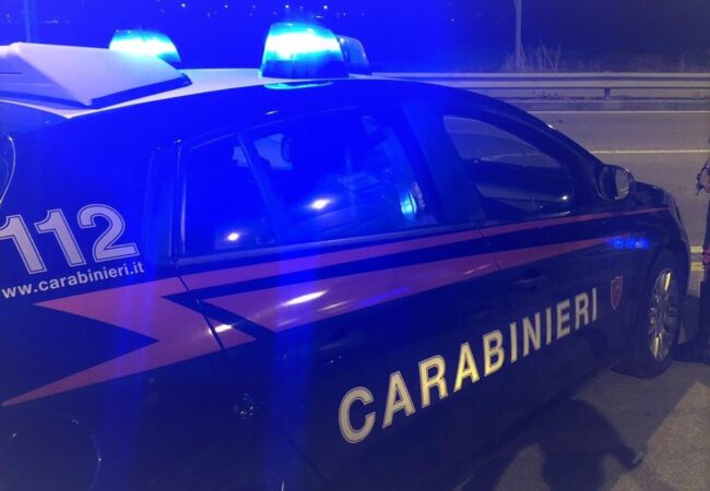 Ubriaco e senza patente tampona delle auto in sosta poi si scaglia contro i Carabinieri