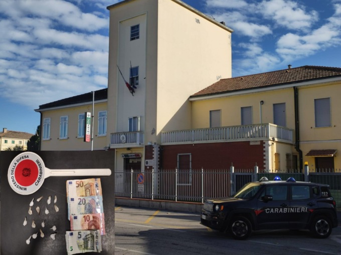 Spacciatore si scaglia contro i carabinieri con una bottiglia di vetro