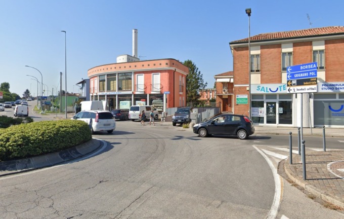 Camionista travolge una ciclista, poi scende per soccorrerla ma viene colto da un malore