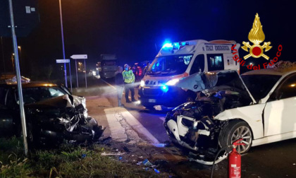Grave incidente tra due auto, cinque feriti: due trasferiti in ospedale