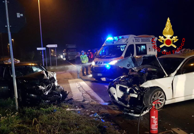 Grave incidente tra due auto, cinque feriti: due trasferiti in ospedale