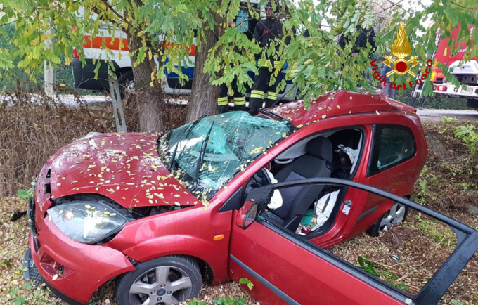 Perde il controllo dell’auto e si schianta contro un albero: la giovane conducente resta intrappolata nell’abitacolo