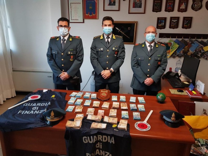 Acquistava gioielli e oggetti preziosi rubati e li rivendeva: le foto all’interno del Compro Oro